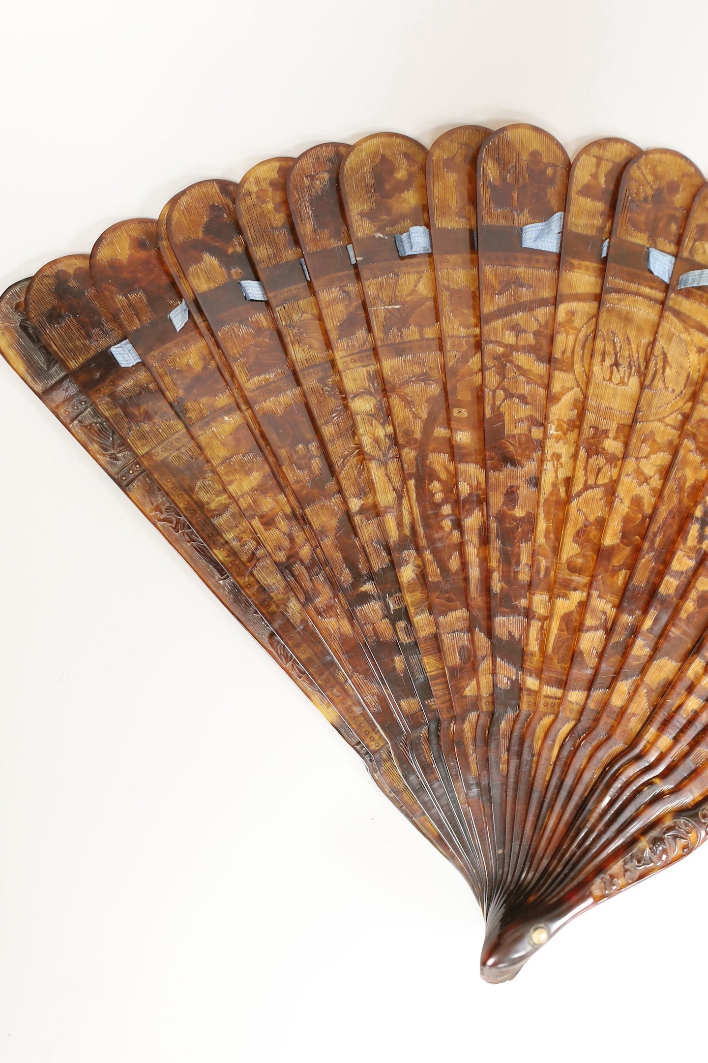 A 19th century Chinese tortoiseshell Brise fan, decorated with a central figural cartouche, 18.5cms high